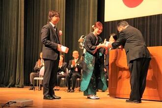 記念品贈呈の様子